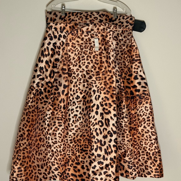 Leopard Print Women's Skirt - Picture 3 of 3